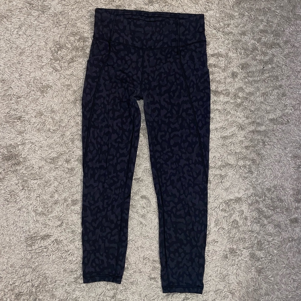 Lululemon time to sweat crop 23" size 6
